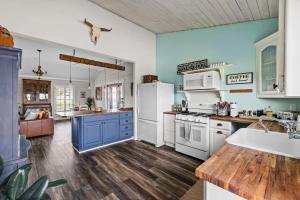 Historic 1 BR Cottage - Mountain Views - Firepit