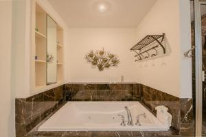 Sapphire Beachfront Condo #1108