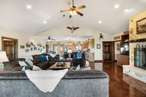 Enchanted Rockview House - 3 Bedroom-Firepit