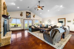 Enchanted Rockview House - 3 Bedroom-Firepit