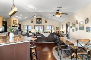 Enchanted Rockview House - 3 Bedroom-Firepit