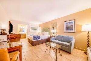 Deluxe King Room - Non-Smoking room in Seasons Florida Resort