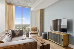 20th FL 1BR - Heated Pool - Gym - Bar - Balcony