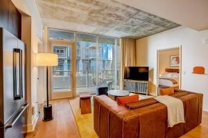 2BR Condo near Rainey St - Heated Pool - Gym - Bar