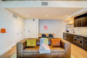 2BR Condo near Rainey St - Heated Pool - Gym - Bar