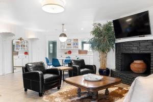 Waterlily Creekside Getaway