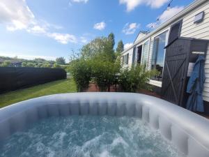 Chalet Sea-renity Lakeside met jacuzzi