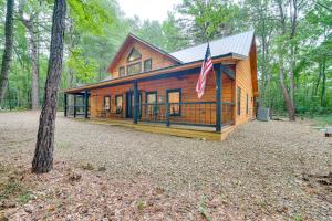 Near Choctaw Casino: Broken Bow Cabin w/ Hot Tub!