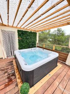 Tentes de luxe LOVE ROOM Tente Lodge spa MFG chez C&C, exclusivement reservee aux ADULTES : photos des chambres