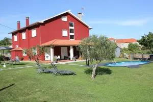 Apartamento en bloque vivienda con piscina y barbacoa a 15 min de la playa - Meis