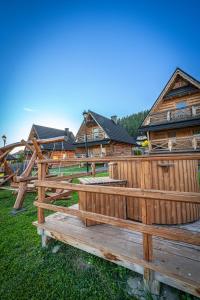 Osada Szaflary - jacuzzi na wyłączność dla każdego domku, ogólnodostępna sauna i plac zabaw w cenie