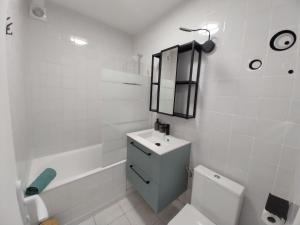 Appartements Studio lumineux 3 min Gare Houilles - RER A, Ligne L et J : photos des chambres