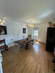 Superbe appartement luxueux, influence Haussmannienne et très spacieux