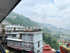 Yepplo Service Apartments - DARJEELING - 4BHK with Private Kitchen - 24hrs Caretaker & Power Backup