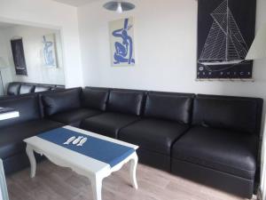 Appartement triplex pieds dans l eau avec terrasse pleine vue mer face plage de sable fin du Porigo 4 chambres 8 personnes à pied du nouveau Port Haliguen restaurants commerces et ecole de voile Quiberon presqu ile Morbihan Bretagne Sud