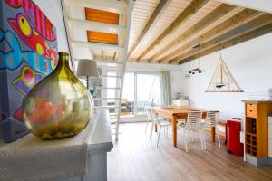 Appartement triplex pieds dans l eau avec terrasse pleine vue mer face plage de sable fin du Porigo 4 chambres 8 personnes à pied du nouveau Port Haliguen restaurants commerces et ecole de voile Quiberon presqu ile Morbihan Bretagne Sud