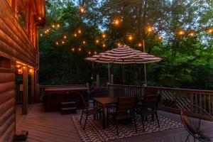 Story Book Cabin with Mountain Views, Game Cave, Hot Tub and Close to Downtown