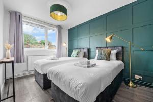 Spacious 3 bedroom Whitechapel Apartment with Garden by Gold Stays