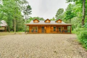 Broken Bow Cabin with Private Hot Tub 14 Mi to Lake - Idabel