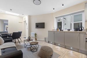 Modern Apartment Free Off Road Parking 2x Double Rooms Suite 11