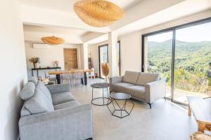 Villas NOUVEAUTE ! Magnifique villa de standing avec piscine, entre mer et montagnes, a 3 minutes des plus belles plages de la rive sud : photos des chambres