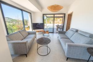 Villas NOUVEAUTE ! Magnifique villa de standing avec piscine, entre mer et montagnes, a 3 minutes des plus belles plages de la rive sud : photos des chambres