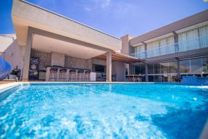 Sobrado Luxuoso c 3 Suítes e Piscina Quente