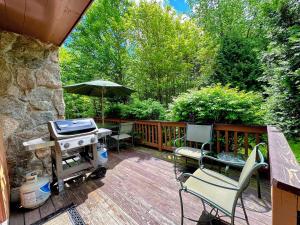 FC17 Stylishly renovated Forest Cottage walk to Bretton Woods ski trails wifi cable ping pong
