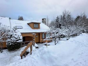 FC17 Stylishly renovated Forest Cottage walk to Bretton Woods ski trails wifi cable ping pong