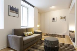 JOIVY Cosy 1-bed flat with workspace in Santa Catarina, moments from Luís de Camões Sq