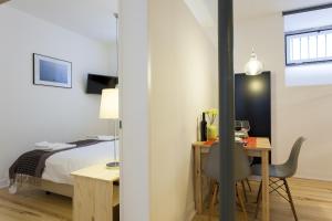 JOIVY Cosy 1-bed flat with workspace in Santa Catarina, moments from Luís de Camões Sq