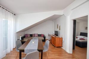 Apartments by the sea Tisno, Murter - 815