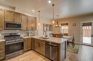 New - Blue Bear Lodge - Prime location - Air Conditioning - WiFi - Fireplace