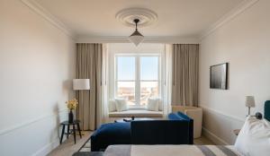 King Room with Sea View room in Longfellow Hotel