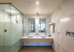 Phòng Deluxe Giường Đôi Nhìn Ra Thành Phố (Deluxe Double Room with City View)