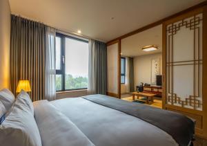 Deluxe Double Ondol Room with City View