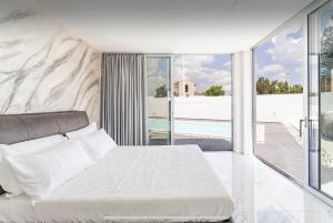 Leonidas Room pool and Jacuzzi