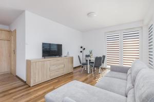 Coast Breeze Stylish Apartment by Noclegi Renters