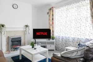 JASIG APARTMENTS - Comfy 3 Bedroom house in Nottingham, Sleeps 6 - Hucknall