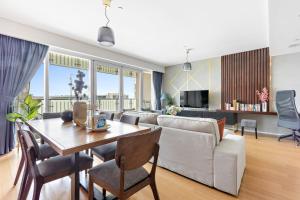 Silkhaus Vacation Homes Modern 2BDR Near Banks of Al Rahah
