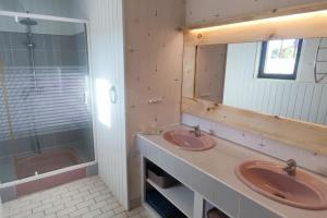 Maisons de vacances Maison 75 m2 piscine chauffee, terrain de tennis : photos des chambres