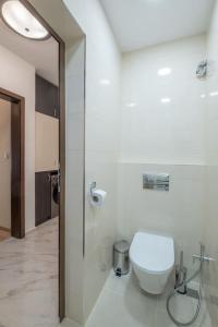 Top Location, Brand New 3 BDRM Apt & Free parking