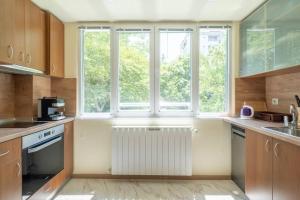 Top Location, Brand New 3 BDRM Apt & Free parking