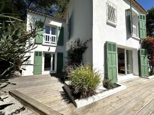 La Tancade, villa pour 8 personnes avec vue mer à 5 minutes de la plage de LAlmanarre à Hyères