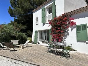 La Tancade, villa pour 8 personnes avec vue mer à 5 minutes de la plage de LAlmanarre à Hyères