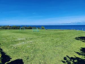 Flot renoveret sommerhus, tæt på vandet