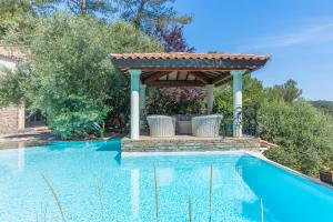 Maisons de vacances Gite proche aix marseille piscine : Maison 3 Chambres