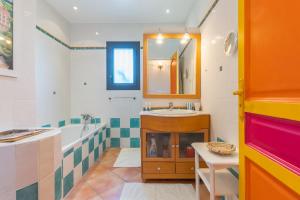 Maisons de vacances Gite proche aix marseille piscine : photos des chambres