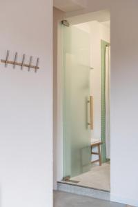 Dazzling Minimalist One Bedroom Apartment