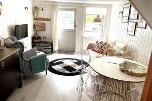 Stylish Cottage with Quay and River View